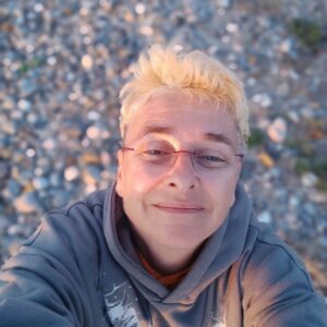 Portrait von Bianka Bakschik, der Hüterin der Urkraft von Wurzelwerk, lächelnd im warmen Abendlicht der Natur.